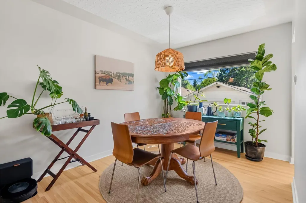 1207 40 Avenue NW Calgary AB T2K 0G3