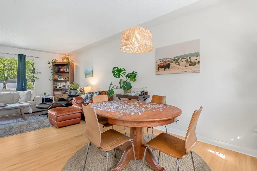 1207 40 Avenue NW Calgary AB T2K 0G3