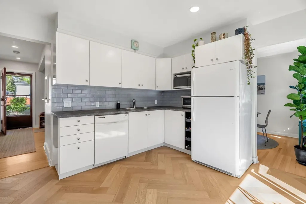 1207 40 Avenue NW Calgary AB T2K 0G3