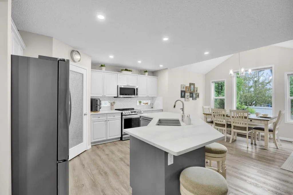 907 Cimarron Park Close S Okotoks AB T1S2E8