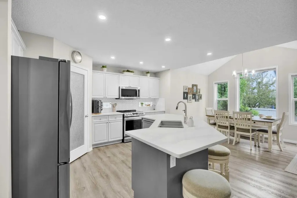 907 Cimarron Park Close S Okotoks AB T1S2E8