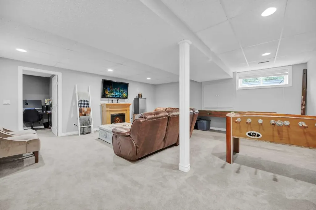 907 Cimarron Park Close S Okotoks AB T1S2E8