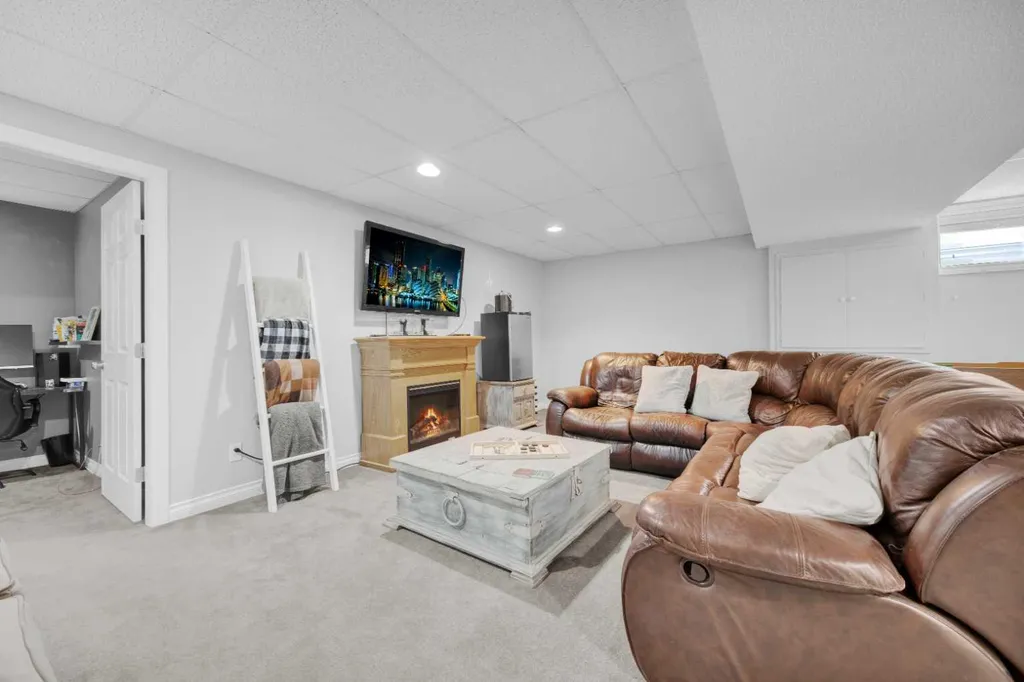 907 Cimarron Park Close S Okotoks AB T1S2E8