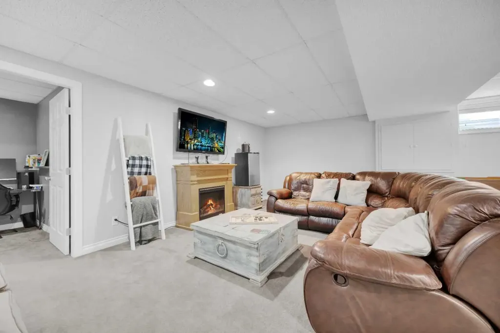 907 Cimarron Park Close S Okotoks AB T1S2E8