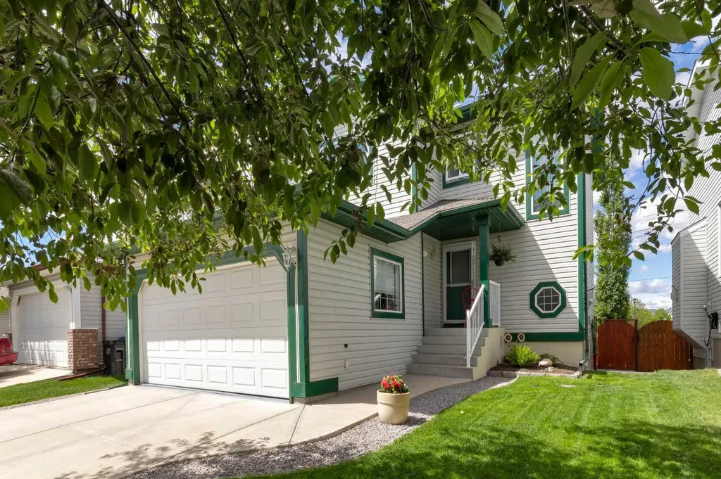 381 Silver Springs Way NW Airdrie AB T4B 2X8
