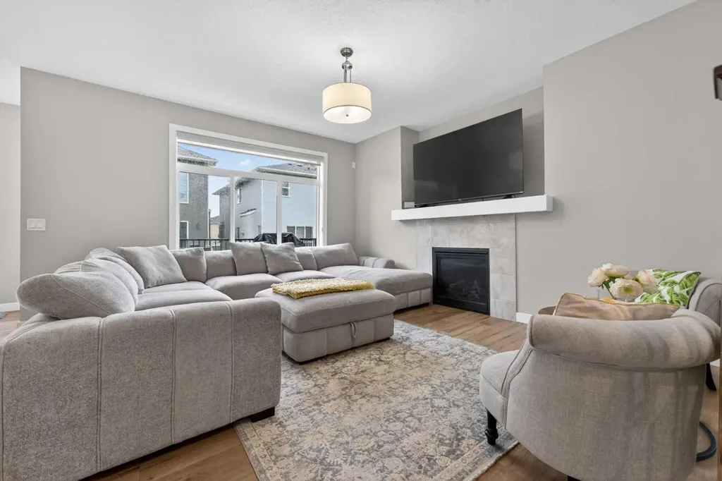 109 Kinniburgh Cove Chestermere AB T1X 0Y6