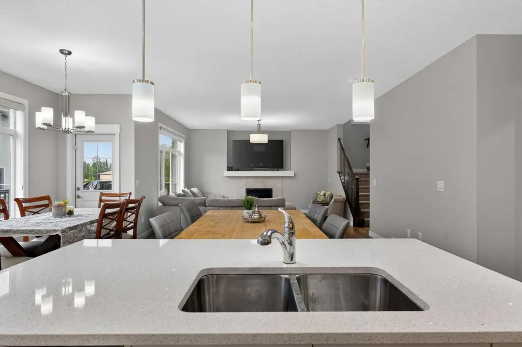 109 Kinniburgh Cove Chestermere AB T1X 0Y6