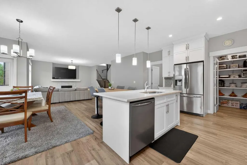109 Kinniburgh Cove Chestermere AB T1X 0Y6