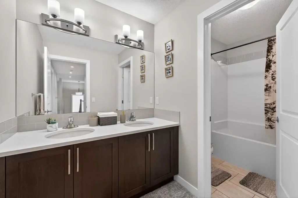 109 Kinniburgh Cove Chestermere AB T1X 0Y6