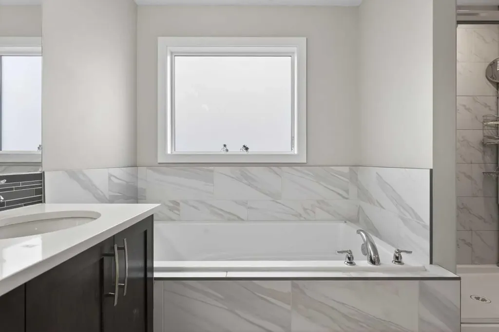 109 Kinniburgh Cove Chestermere AB T1X 0Y6