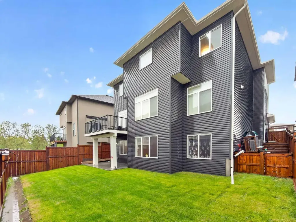 109 Kinniburgh Cove Chestermere AB T1X 0Y6
