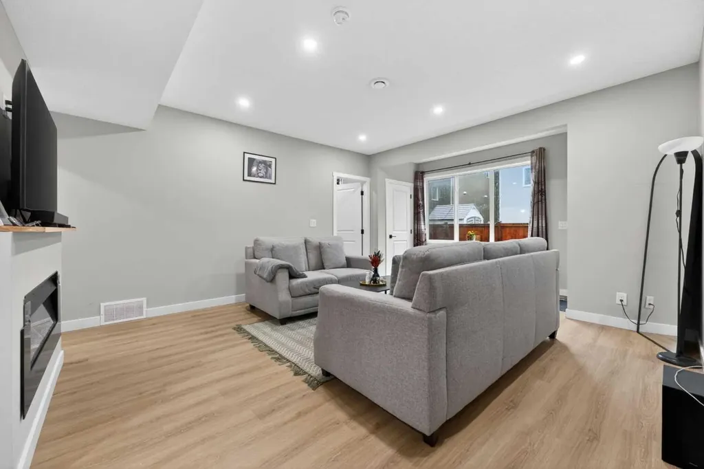 109 Kinniburgh Cove Chestermere AB T1X 0Y6