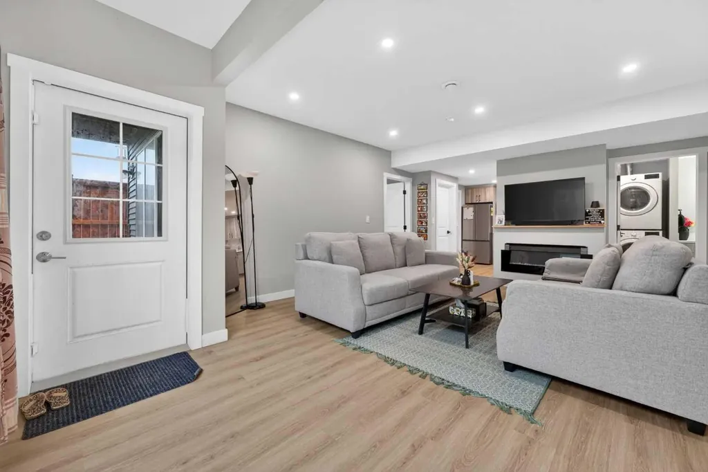 109 Kinniburgh Cove Chestermere AB T1X 0Y6