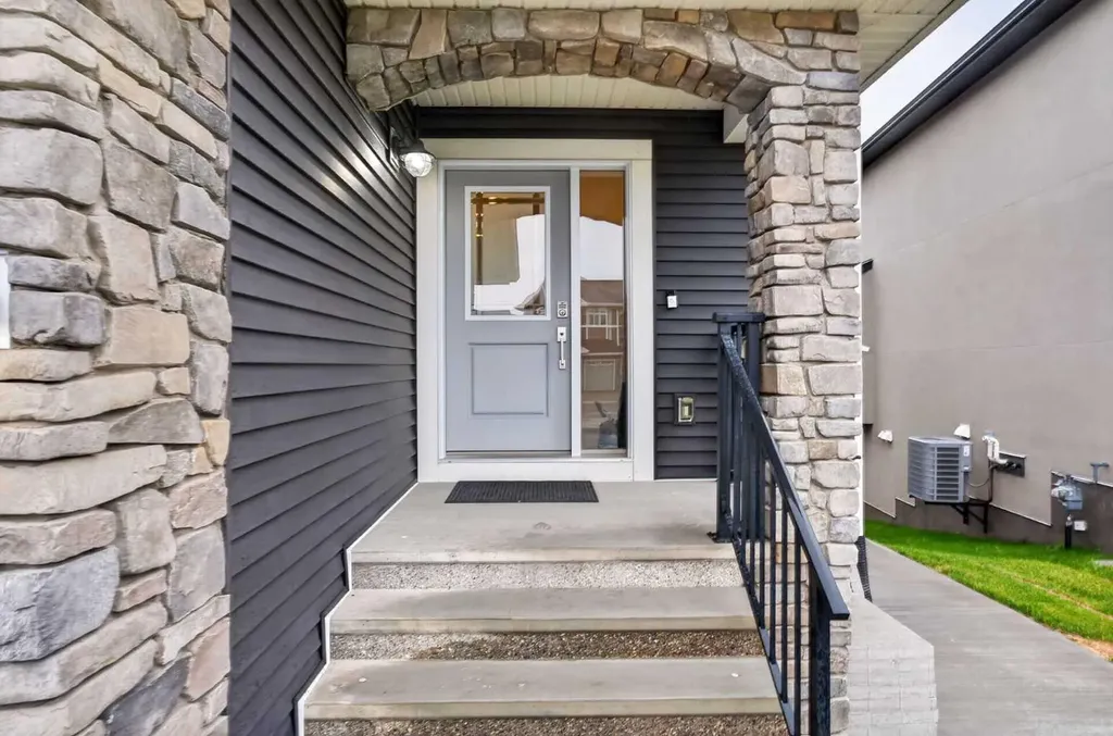 109 Kinniburgh Cove Chestermere AB T1X 0Y6