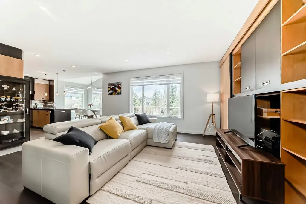 11 Cresthaven Bay SW Calgary AB T3B 5Y1