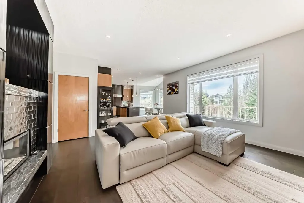 11 Cresthaven Bay SW Calgary AB T3B 5Y1