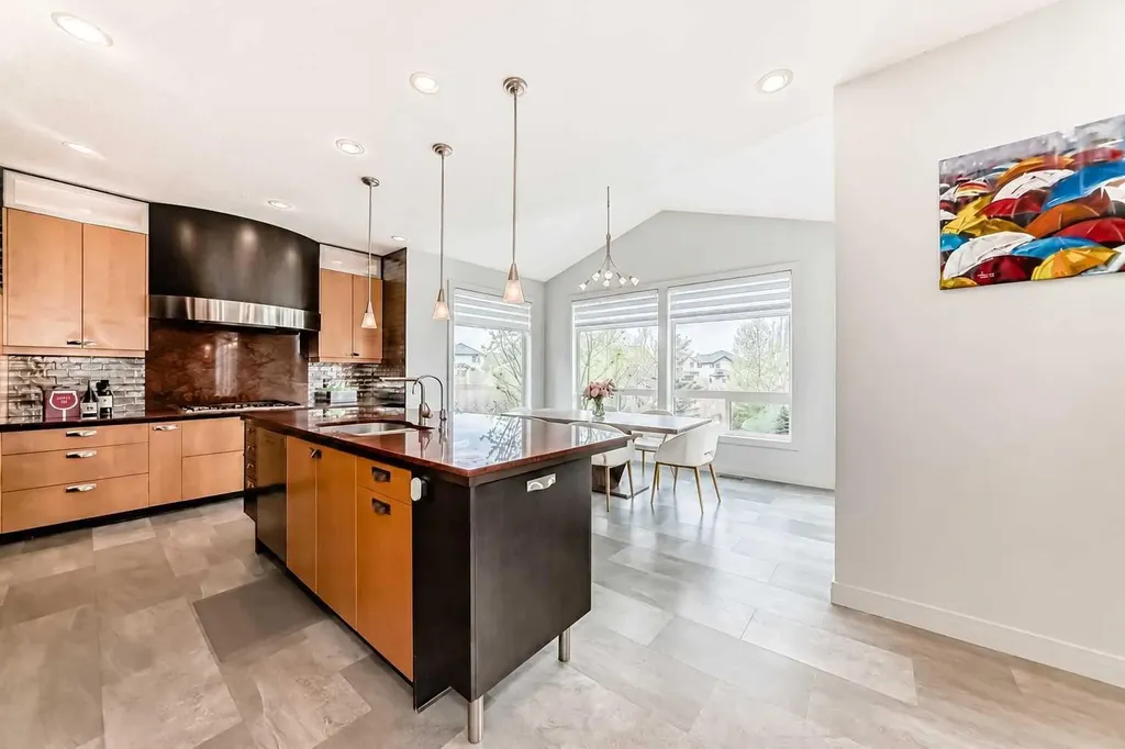 11 Cresthaven Bay SW Calgary AB T3B 5Y1