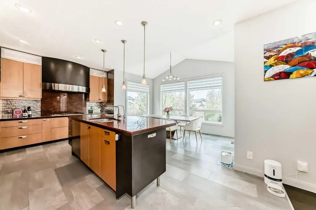 11 Cresthaven Bay SW Calgary AB T3B 5Y1