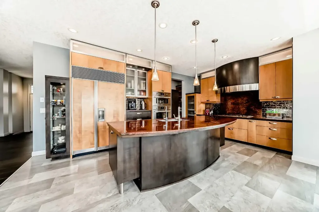 11 Cresthaven Bay SW Calgary AB T3B 5Y1