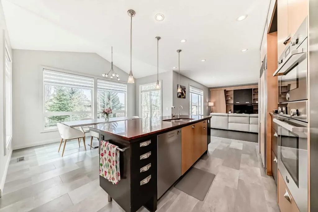 11 Cresthaven Bay SW Calgary AB T3B 5Y1