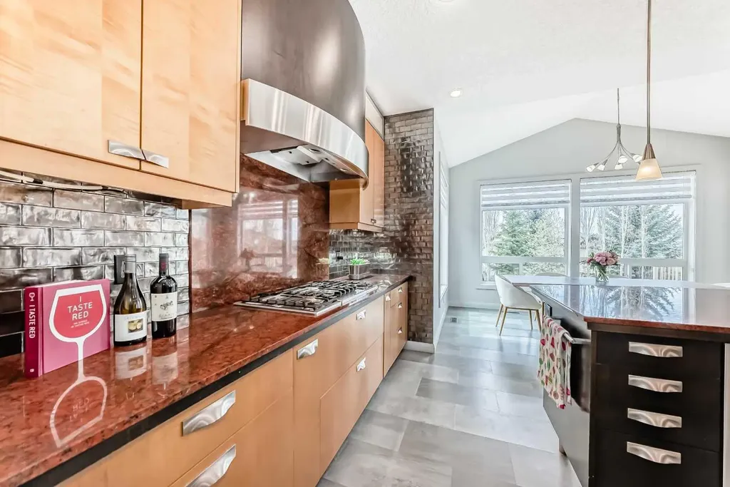 11 Cresthaven Bay SW Calgary AB T3B 5Y1