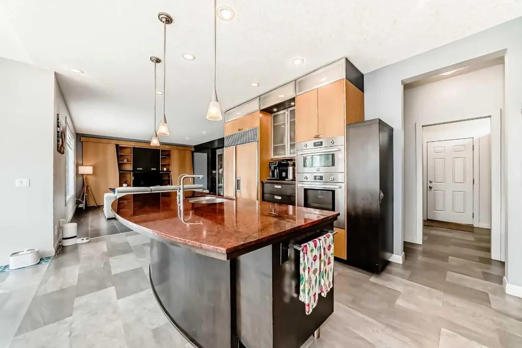 11 Cresthaven Bay SW Calgary AB T3B 5Y1