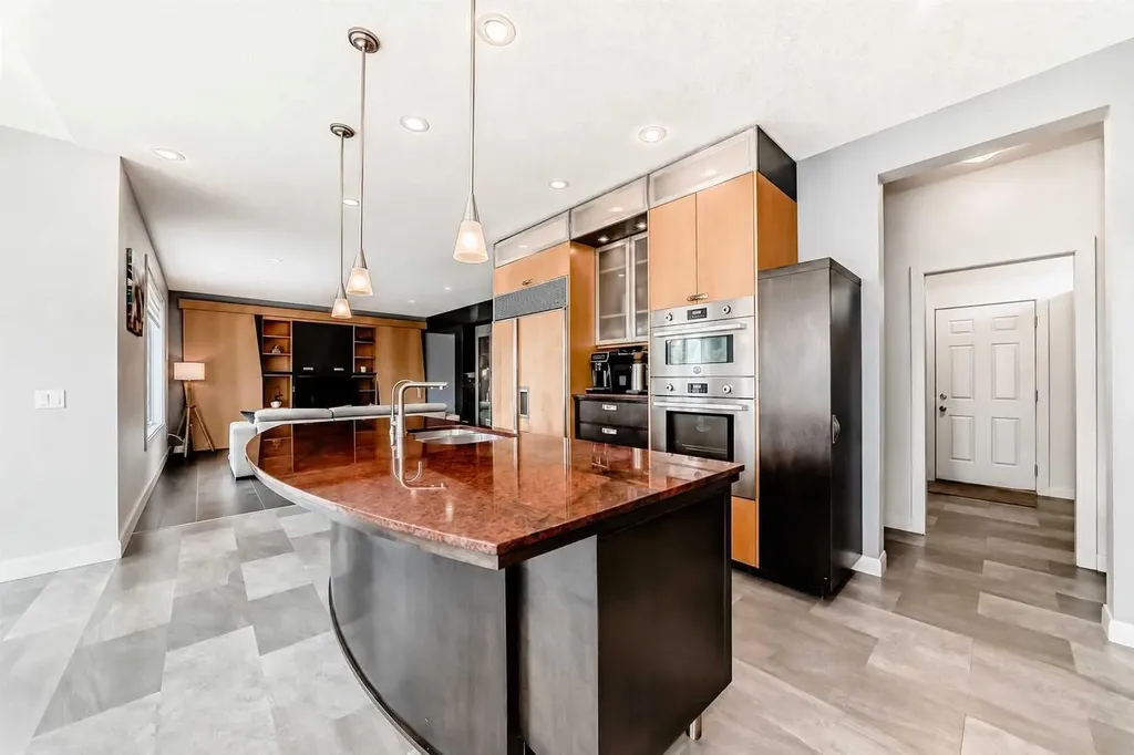 11 Cresthaven Bay SW Calgary AB T3B 5Y1