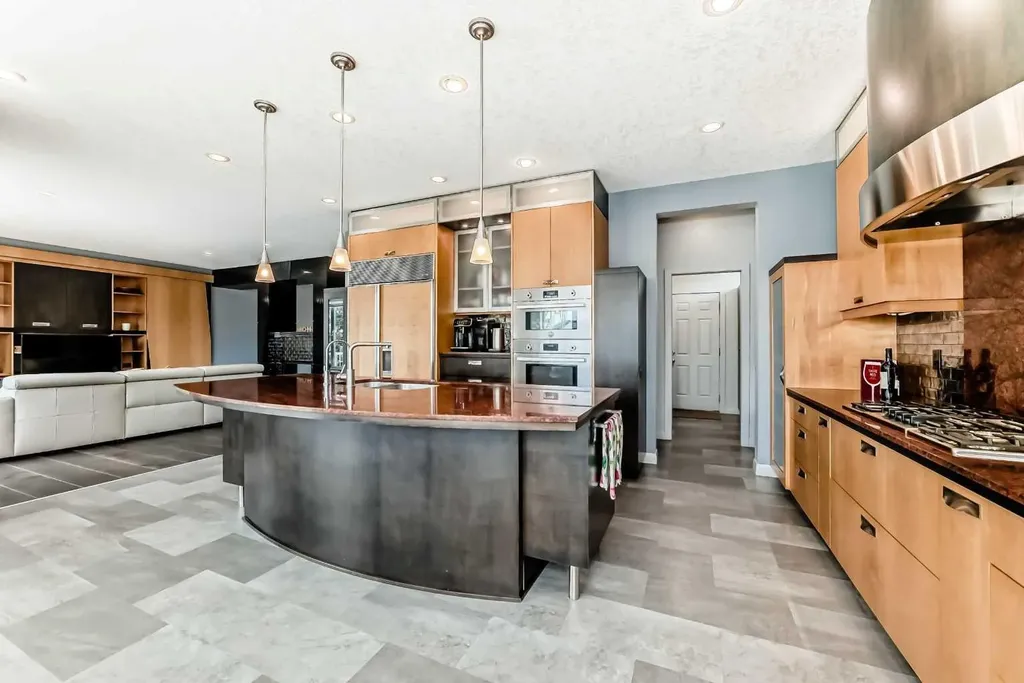 11 Cresthaven Bay SW Calgary AB T3B 5Y1