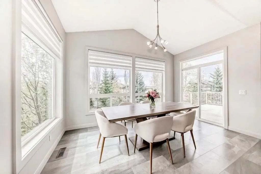 11 Cresthaven Bay SW Calgary AB T3B 5Y1
