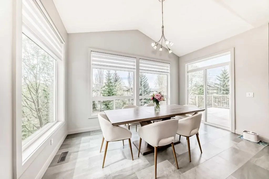 11 Cresthaven Bay SW Calgary AB T3B 5Y1