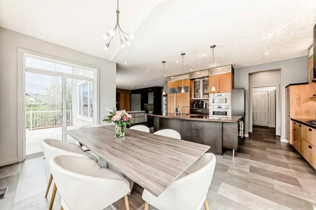 11 Cresthaven Bay SW Calgary AB T3B 5Y1