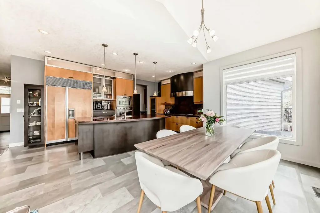 11 Cresthaven Bay SW Calgary AB T3B 5Y1