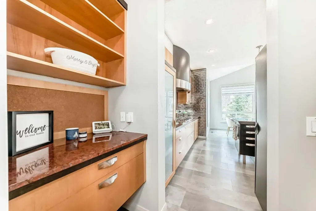 11 Cresthaven Bay SW Calgary AB T3B 5Y1