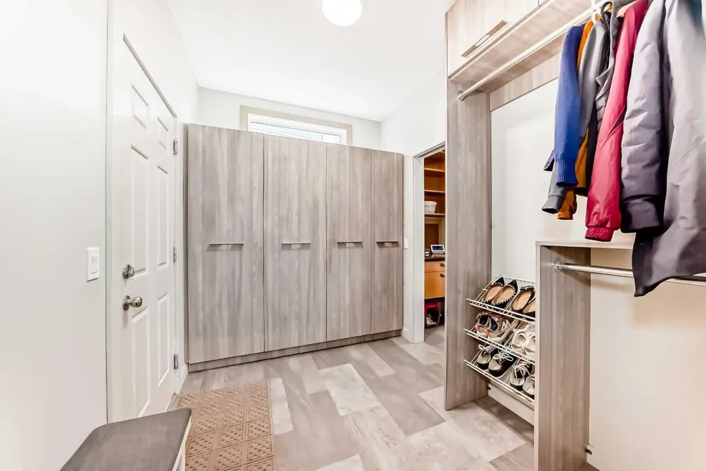11 Cresthaven Bay SW Calgary AB T3B 5Y1