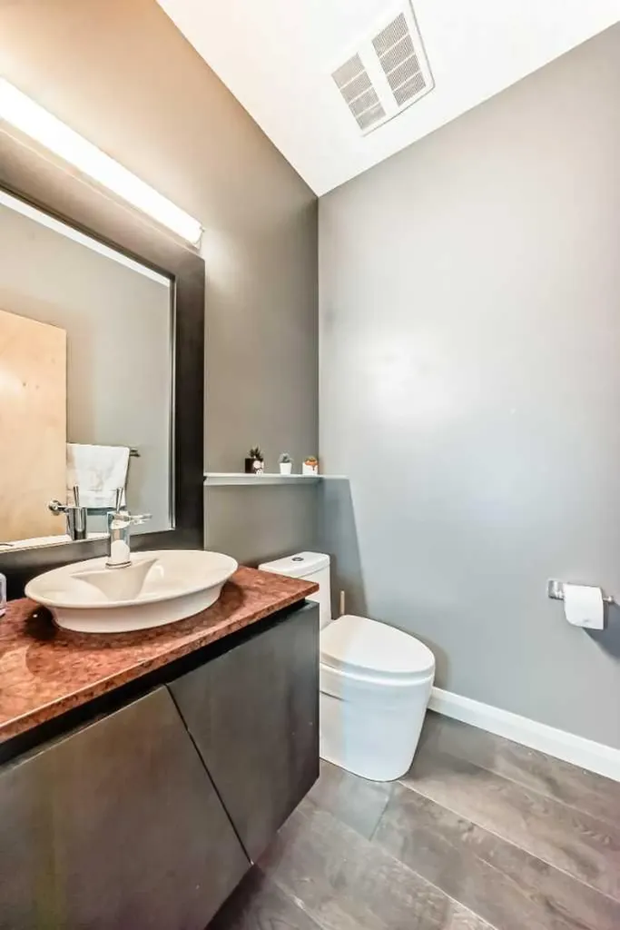 11 Cresthaven Bay SW Calgary AB T3B 5Y1