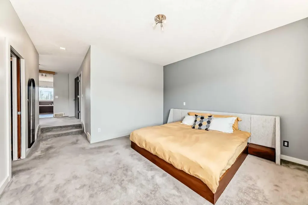 11 Cresthaven Bay SW Calgary AB T3B 5Y1