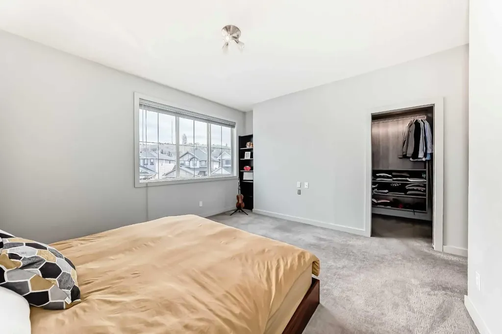 11 Cresthaven Bay SW Calgary AB T3B 5Y1