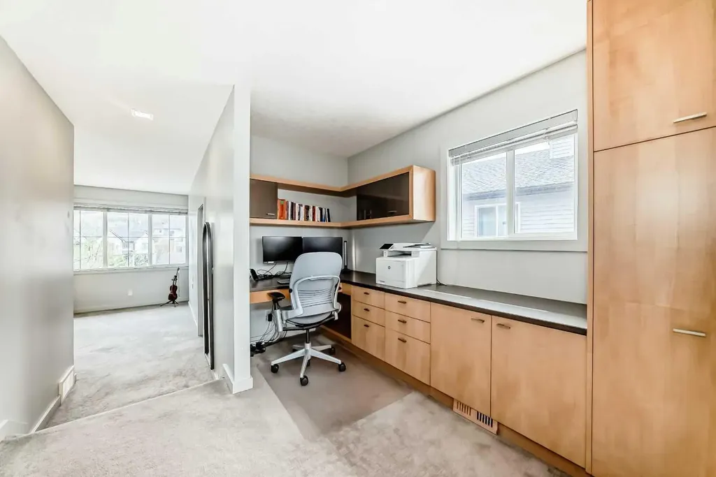 11 Cresthaven Bay SW Calgary AB T3B 5Y1