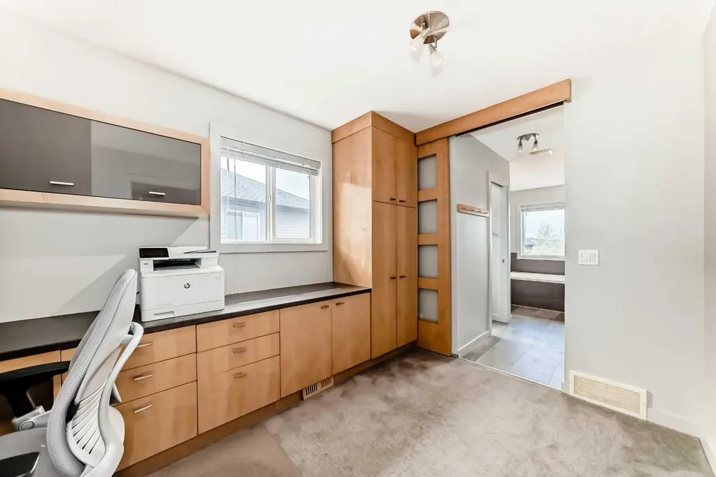 11 Cresthaven Bay SW Calgary AB T3B 5Y1