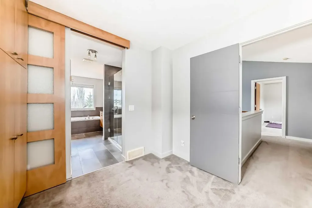 11 Cresthaven Bay SW Calgary AB T3B 5Y1