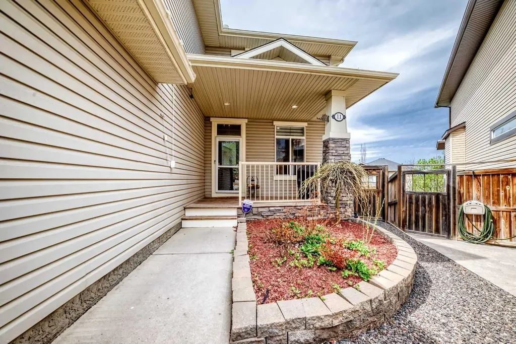 11 Cresthaven Bay SW Calgary AB T3B 5Y1