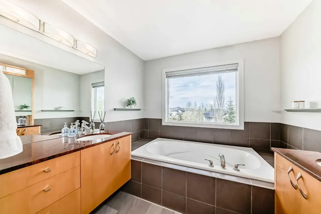 11 Cresthaven Bay SW Calgary AB T3B 5Y1