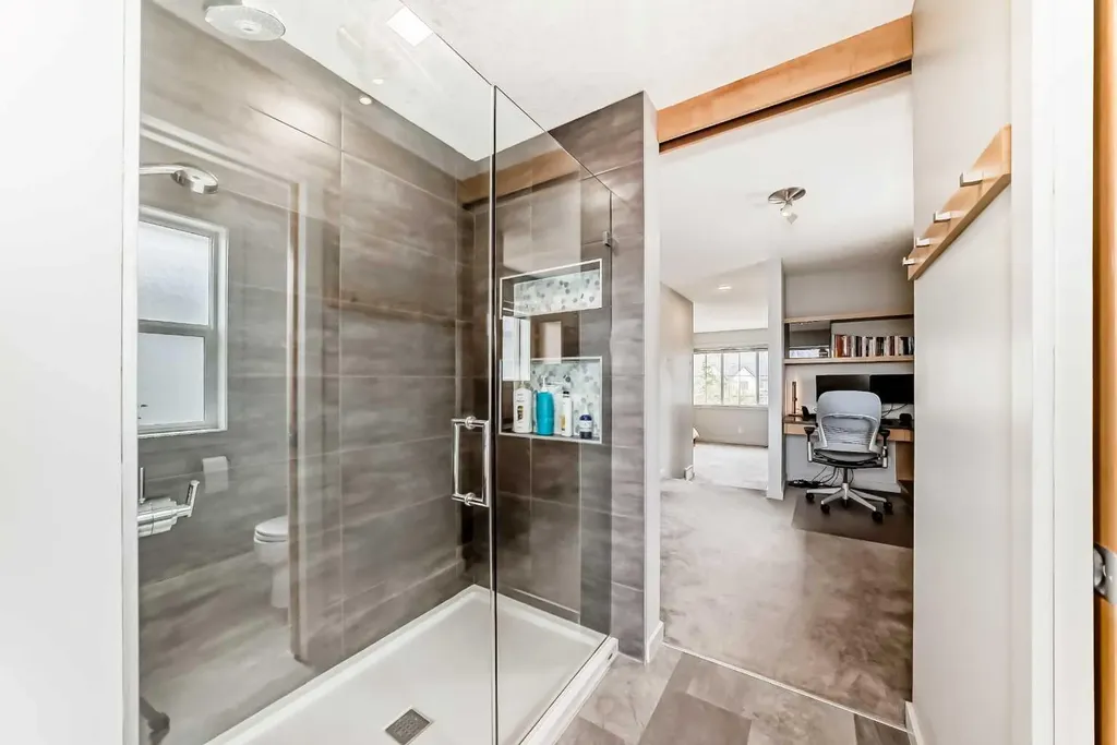 11 Cresthaven Bay SW Calgary AB T3B 5Y1