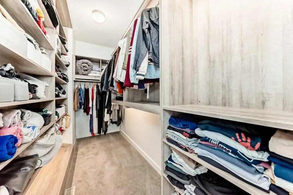 11 Cresthaven Bay SW Calgary AB T3B 5Y1