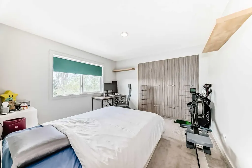 11 Cresthaven Bay SW Calgary AB T3B 5Y1