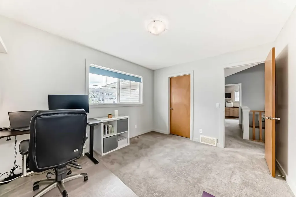 11 Cresthaven Bay SW Calgary AB T3B 5Y1