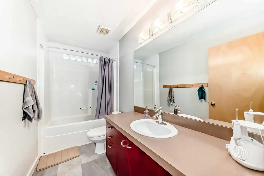 11 Cresthaven Bay SW Calgary AB T3B 5Y1