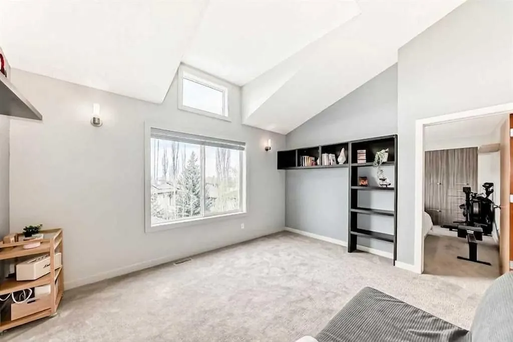 11 Cresthaven Bay SW Calgary AB T3B 5Y1