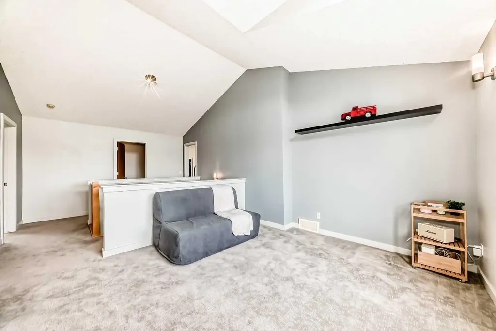 11 Cresthaven Bay SW Calgary AB T3B 5Y1