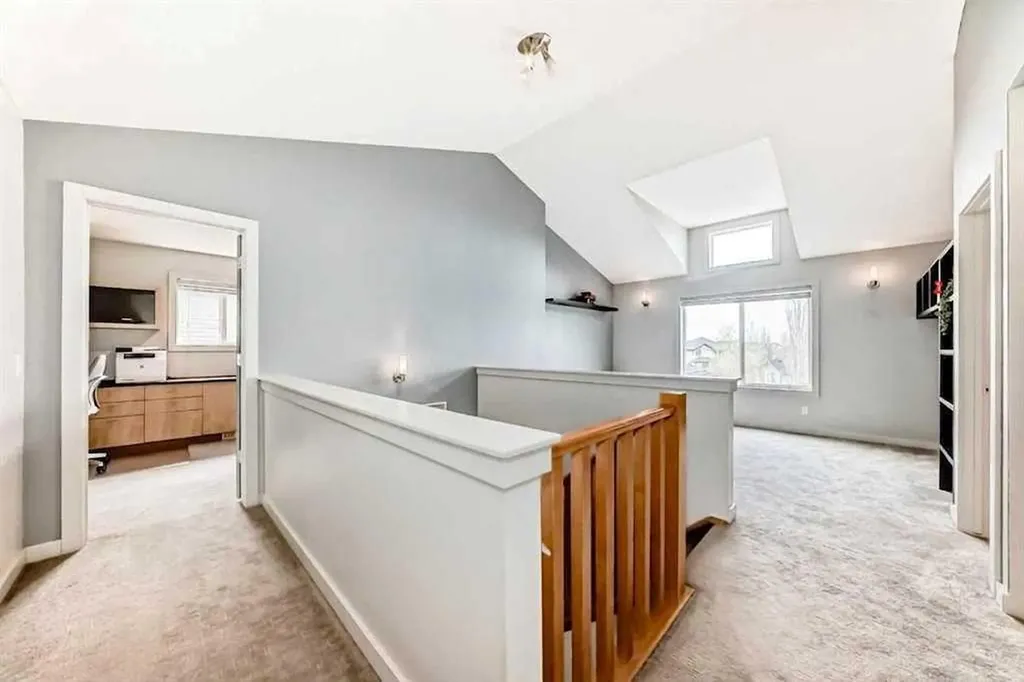 11 Cresthaven Bay SW Calgary AB T3B 5Y1